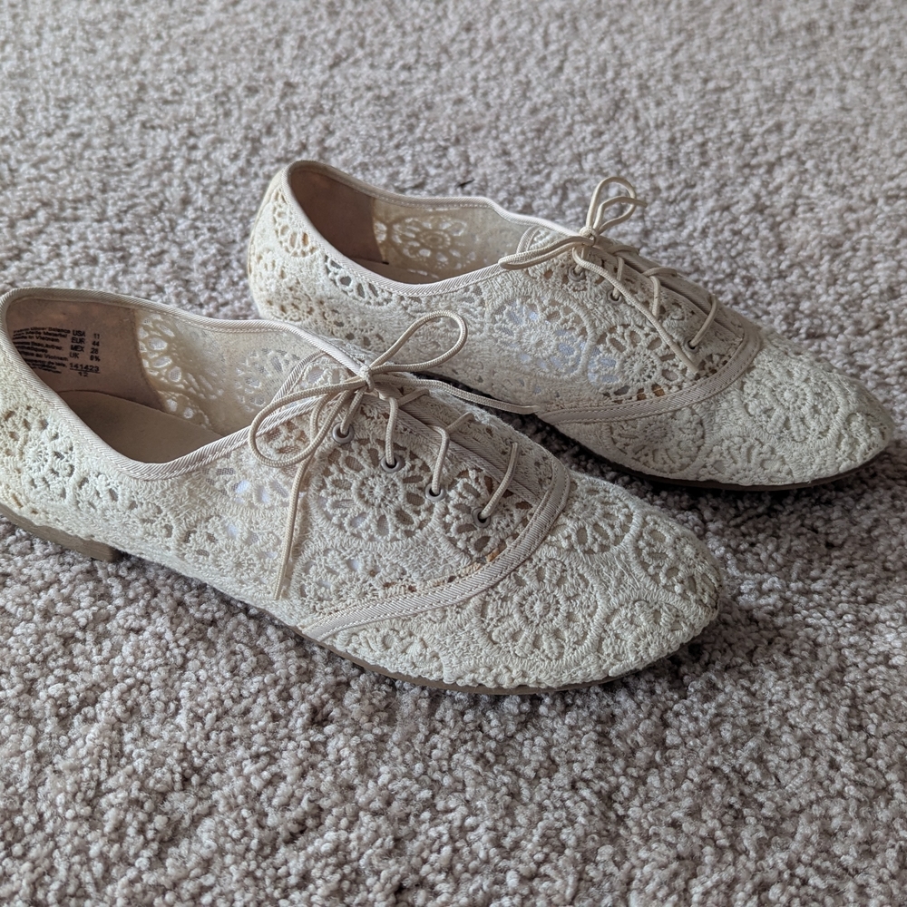 LOWER EAST SIDE Cream Lace Flats